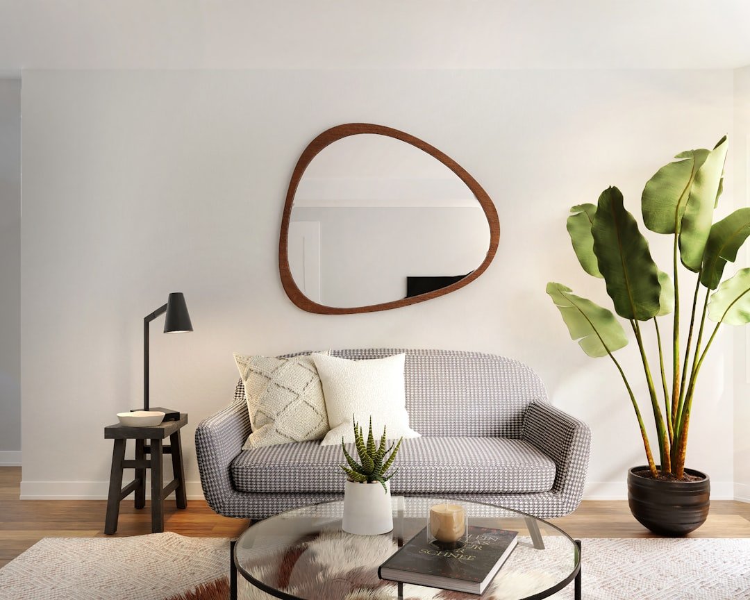 Grand miroir dans un salon décoré