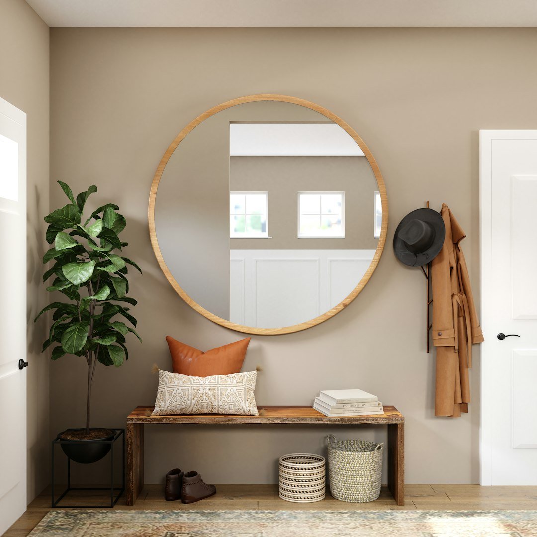 Miroir mural à cadre en bois accroché sur un mur blanc