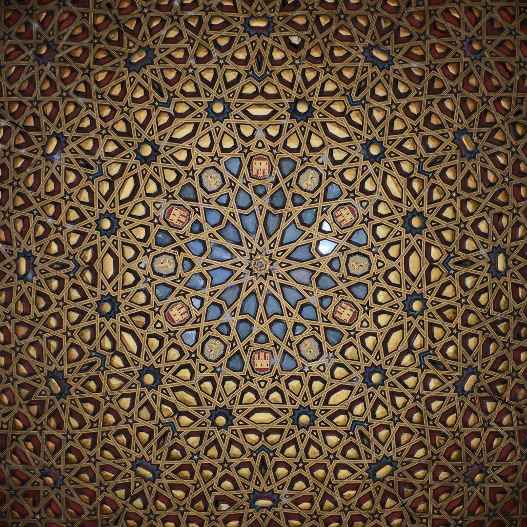 Plafond en bois à motifs géométriques de style mauresque