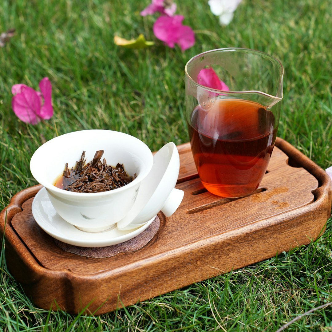 Plateau avec un bol de thé et une tasse